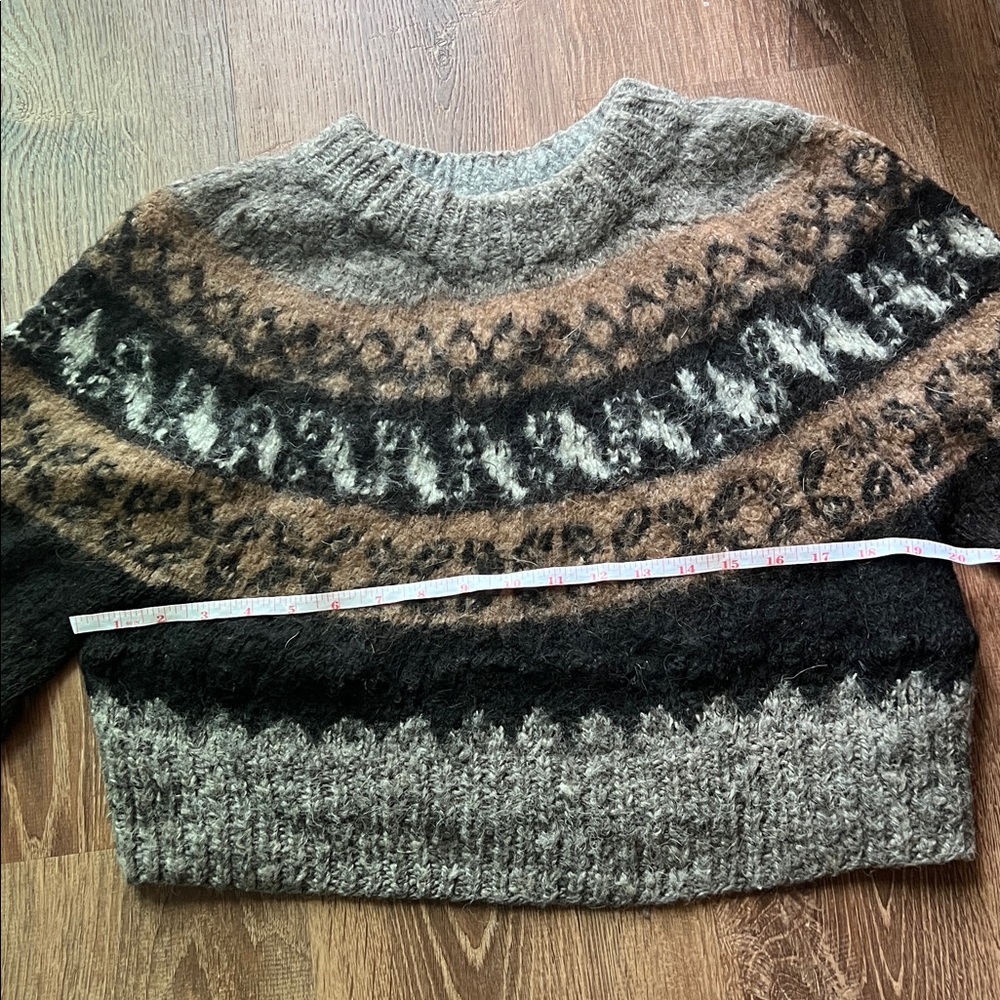 Cozy Multicolor Wool Patterned Sweater - Picture 3 of 4